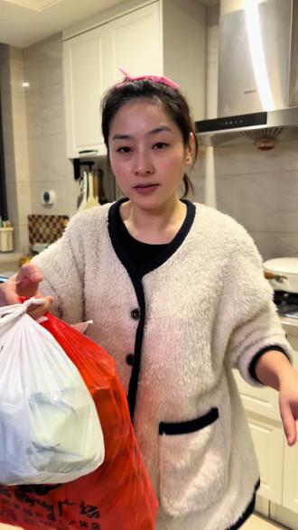 周日儿子上课,今天老公正好在附近就他去接然后回家来吃点饭,那我就可以不那么急急忙忙的了,本来我都是先烧好再去接儿子,在回来的时候稍微热一下开饭~
#vlog日常 #记录我的真实生活日常 #分享日常生活 #家庭日常 @Li Li 「好物在橱窗」