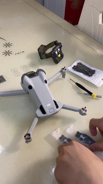 #无人机新手必看 #创作者中心 #创作灵感 前两天炸鸡桨叶折了,问题不大所以自己在网上发了原厂配件,今天动手自己换上,没想到想象中很轻松的事情也能出错,还是大意了,桨叶不仅要区分前后的正反,桨叶自身的正反也要区分,万幸试飞的时候就发现了异常,及时做了调整,不敢想象如果没有试飞直接去室外穿绿化带了会有多大的麻烦😓在此也提醒各位飞友自己换桨叶的时候一定一定要仔细认真不要出错,及时试飞!#大疆无人机 #mini4pro