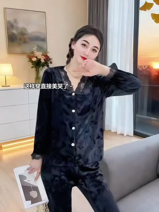 谁懂啊!这套金钻绒睡衣直接把高级感焊在身上 2025新款一到手就惊了!软糯金钻绒摸起来像rua云朵,春秋冬穿都刚好,长袖设计护住胳膊超贴心~ 版型巨显气质!随便搭件外套就能外穿,取快递、遛弯都不尴尬,网红风剪裁超藏肉,穿上立马显高显瘦。 细节直接拉满!精致走线+低调光泽感,在家穿像住五星酒店,拍照发圈被问爆链接!#春秋新款 #睡衣家居服 #在家也要美美哒 #高级感穿搭 #睡衣外穿