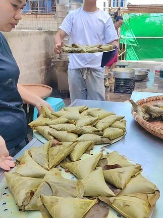 刚刚出锅,香飘十里呀。#纯天然绿色食品 #传统手工 #舌尖上的味道 #快来一起尝个鲜 #记忆中的味道 桐子叶粑粑