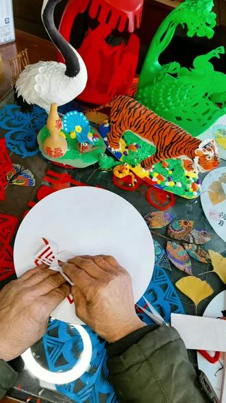 一分钟教会你剪漂亮红五星#新年剪窗花#红五星剪纸教程