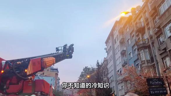 你不知道的冷知识:消防车最高救援高度可达101米(约34层),云梯车常规覆盖16-18层,超高层建筑需依赖内部消防设施。
消防车救援高度
●常规云梯车:最大救援高度约50米(16-18层),适用于中低楼层火灾救援。
高端设备:101米登高平台消防车可覆盖30层以上建筑,需满足安全条件。
超高层建筑限制
●50米以上(16-17层):外部救援受限,需依赖建筑内部消防设施(如消防电梯、消火栓系统)。3
●100米以上(30层以上):必须设置避难层,火灾扑救几乎完全依赖内部系统。
影响因素
设备性能:云梯车高度与建筑层高(通常3米/层)相关。
100
●建筑设计:高层建筑需配备防烟楼梯间、避难层等特殊防火措施。#消防安全#逃生#平安归来#原创视频 #知识科普