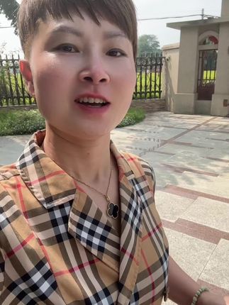 有了他,不管你是家里面的枕头发黄,白衣服发黄小白鞋发黄哈,什么脏的衣服哈,那根本都不是问题..