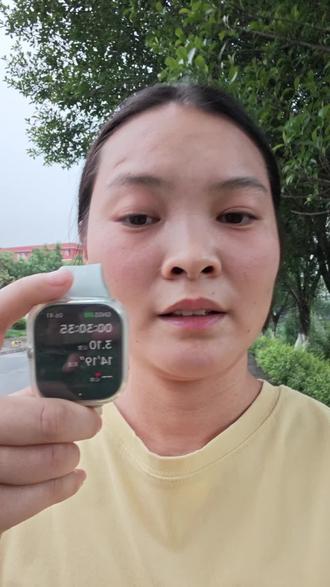 减肥的第N天 昨天跟风喝瑞幸小黄油美式液断了一整天,体重确实掉了几斤,代价却是整整一整夜都睡不着觉。
就回想自己从前怀孕前一百一十斤左右,孕期涨到一百七十斤,产后慢慢减到一百二十多斤,到现在体重一直卡在平台期,怎么都下不去。
以前天天夜里熬夜带娃,早上根本起不来,每天慌慌张张踩着点去上班。今天反倒因为失眠早早醒了,索性出门跑步动一动。
我从来都不提倡生完孩子急于求成拼命减肥,但是他们口中的这么胖,又有纹路,以后怕是老实了。所谓的老实,是任人拿捏,是随意破门而入的尊严,是一句一字的脏水破天盖地的席卷而来,我是实在没办法和自己和解,所以才一心想要慢慢瘦下来。
从去年十月下旬坚持到现在,虽说没有达到自己理想的体重,可一路走来的改变,已经足够让我满心欢喜。
我也特别不认同那些,连身材都管理不好就管理不好人生的毒鸡汤。对我而言减肥从来不是任务,就像从前爱吃炸鸡可乐,夏天偏爱冰西瓜一样,瘦下来这件事,单纯只是能让我自己开心而已。
万事皆有两面性,凡事顺其自然,是福是祸皆是经历,取悦自己,舒心自在最重要。#今日户外运动卡 #减肥