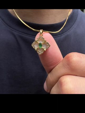 这条四叶草项链真的是太美了,它有着小众的设计,又精致又百搭,而且还是轻奢风格的,无论是日常穿搭还是出席重要场合的时候都可以戴它,喜欢的朋友千万不要错过了。