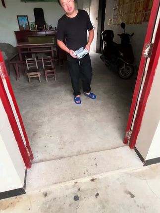 有谁和我一样 每天早上刷牙都要人叫啊 我老公说真是服了我😂 今天给大家推荐我们用了两个月的牙膏 牙齿发黄 牙龈肿痛 都可以用 味道是清凉型 一定要坚持用才能看到效果哦 #爱牙护牙 #好物推荐🔥