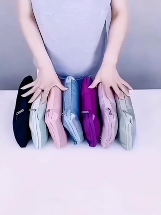 宝子们,每次开学收拾行李是不是超头疼?衣服、被子堆成山,乱得像狗窝。直到我发现了这款行李箱专用收纳袋!它直接挂在箱子侧面,不占内部空间,还能塞下厚被子,防潮防水材质超安心。亮点1:巨能装,棉被/衣物全搞定,拉伸性强不紧绷;亮点2:透明视窗设计👀,找东西一眼可见;亮点3:加厚防水涂层,梅雨季也不怕发霉;亮点4:双拉链封口,颠簸路上东西不会掉;亮点5:折叠后薄如纸片,不用时收纳零负担!亲测带着它跨半个中国上学,到家打开还是干爽蓬松的状态~真的后悔没早点入手!#开学必备 #学生党福音 #收纳神器 #旅行好物 #宿舍改造