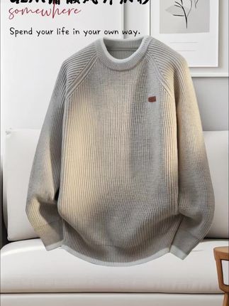 这款秋冬季圆领套头毛衣外套,是男士潮搭的温暖首选。   加厚面料软糯如云朵,亲肤不扎身,牢牢锁住暖意,轻松应对秋冬微凉。圆领简约大气,不挑脸型更显利落。宽松版型藏肉显瘦,活动自在无束缚,自带慵懒潮感。   细节处见用心,多色可选,搭牛仔裤是街头潮男,配休闲裤显随性慵懒,日常出街、通勤聚会都能穿,让你秋冬有温度更有潮范儿。#毛衣 #毛衣控 #秋冬穿搭 #ootd穿搭 #穿出高级感