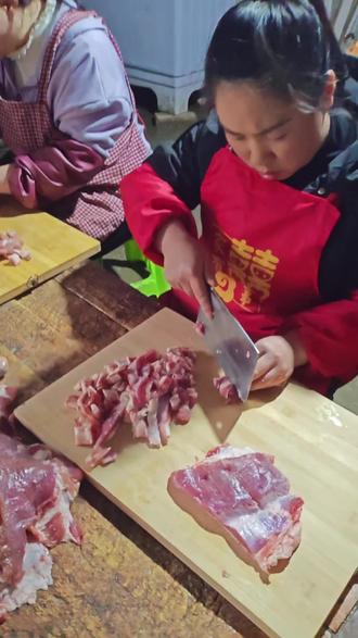 过年餐桌必不可少的
有扣肉,五花肉, 酥肉, 稀饭,蛋卷
老师傅30年老手艺,需要的提前联系
#酥肉 #家乡特色小吃 #为家乡美食打call #同城热门