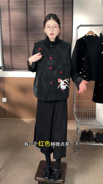 金鱼拖着长长的漂亮的尾巴 游戏人间 ”#金鱼刺绣 #国风马甲#皮马甲#刺绣马甲