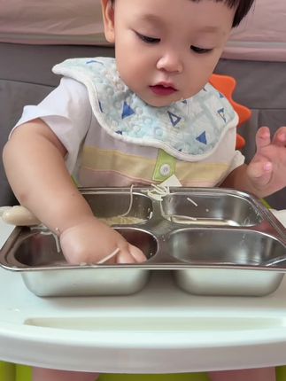 #小吃货的日常 #宝宝辅食 #每日辅食 #辅食打卡 辅食椅超级要准备好,超级好用,尿不湿也是超级好用