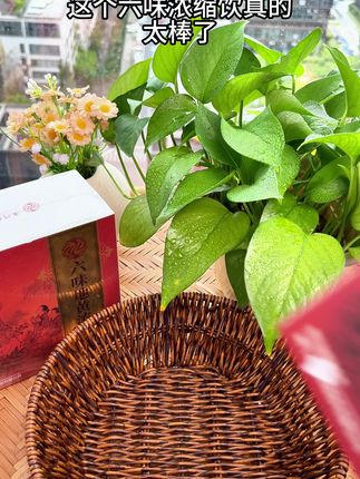 这个六味浓缩饮真的太棒了,是真正的本草植物饮料,而且它的配料表非常干净,没有乱七八糟的东西,我平时工作很累的时候就会喝上一袋,感觉整个人都放松下来了。喜欢的朋友赶紧点击链接购买吧!#六味浓缩饮 #推荐饮品 #植物饮品