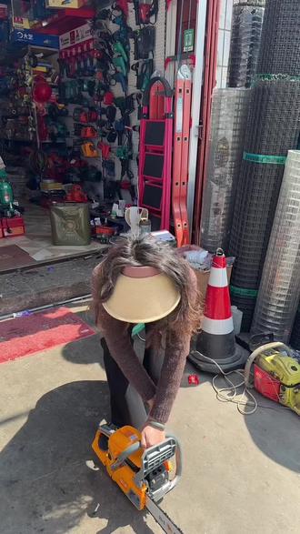 一条视频教会你如何使用油锯,混合油如何配比,冷机器如何启动!让你从油锯小白变身油锯老司机!good,宏兴五金!#油锯 #光头强