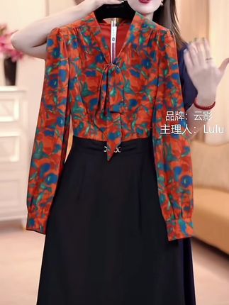 姐妹们,这条裙子真的太温柔了,穿上它整个人都变得温婉淑静起来,它的颜色超级漂亮,而且版型设计也很特别,采用的是中腰拼接的设计,上身效果非常赞,喜欢这种风格的朋友们千万不要错过#高级感穿搭 #显瘦穿搭 #减龄穿搭 #气质女神