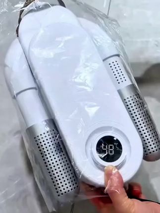 冬天洗完的鞋子总是湿漉漉的,晾好久都干不了,还好我入手了这个烘鞋器,它不仅能够快速烘干鞋子,还能给鞋子除臭杀菌#烘鞋器#好物推荐🔥 #冬季必备#实用好物
