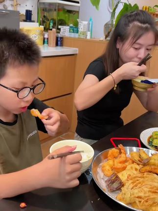 快中秋了,今天给孩子们做香香脆脆的天妇罗,炸菜就选它,简简单单,酥香薄脆,跟日料店里的一点不差。天妇罗粉同样的方法还可以做:炸虾,炸蔬菜,炸小肉丸子等等#天妇罗 #天妇罗做法 #日料#中秋#炸蔬菜