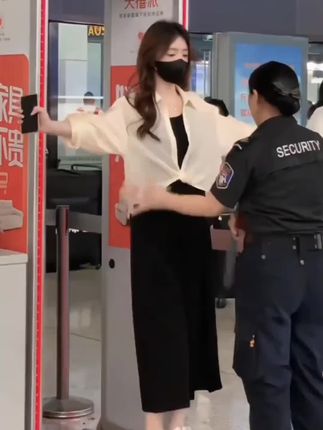 新款夏季遮肉显瘦时尚胖MM防晒休闲百搭衬衫吊带裙两件套#小个子显高显瘦穿搭 #夏季穿搭 #高级感穿搭 #简约穿搭 #通勤搭配
