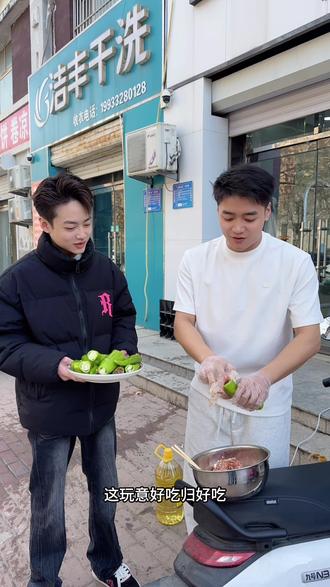 河间人的日子,不在高级餐厅里,就在这一瓢水、一把面、一炉旺火里。自己做饭,吃的就是那股子热腾、实在、随心所欲的痛快劲儿。#河间下饭菜 #河间 #河间美食