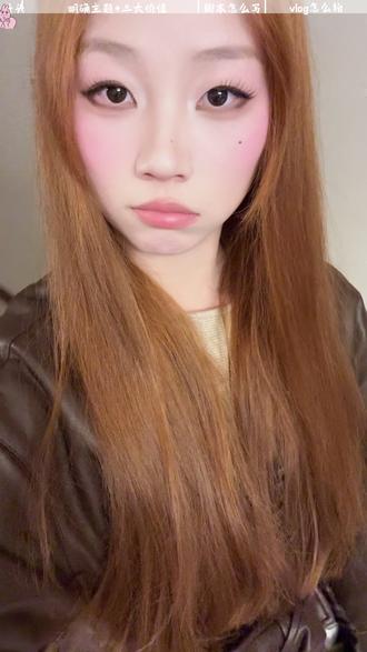 如何从0开始学会拍vlog 一直以来
被问过最多的问题就是:
“我也想拍vlog,但完全不知道从哪下手….”“怕拍得不好,怕没人看,怕坚持不下去…”
太懂这种感觉了!
最开始我拿着手机对着镜头紧张到说不出话,
剪一条1分钟的视频要熬3个大夜.
所以这次想做个【七天学会拍vlog】(其实内容会更加丰富)
陪所有想记录生活的姐妹,一起从0到1!
这个系列我会更:
怎么拍(新手也能会的运镜/构图/手机参
数)
怎么写(不用写脚本也能拍的流水账公
式
怎么剪(手机就能操作的剪辑技巧+神器)
还有新人也能有流量的小技巧
不用焦虑,不用怕麻烦,
咱们从最简单的开始,慢慢变好就好啦~你们最想学哪部分?评论区告诉我!
蹲更的姐妹可以先关我,每期更新第一时间喊你!
#拍摄剪辑技巧 #创作者中心 #创作灵感 #vlog十亿流量扶持计划 #vlog日常