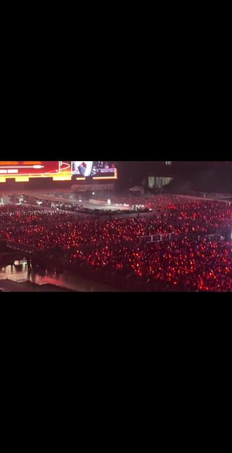荒芜之镜 #陈楚生荒芜之镜广州演唱会
点歌3首全上桌,生哥就是这么宠粉🤭指那一下是云姐在吧,这个浪漫疯子🫣