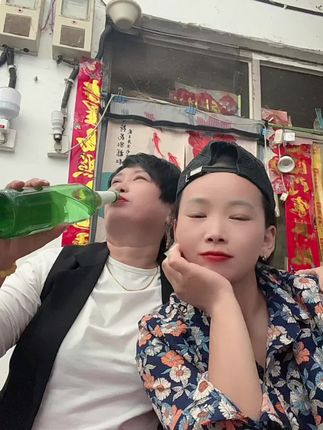 #两姐妹的快乐时光 ,喝醉了真好, 能忘掉一切烦恼 ,和忧愁