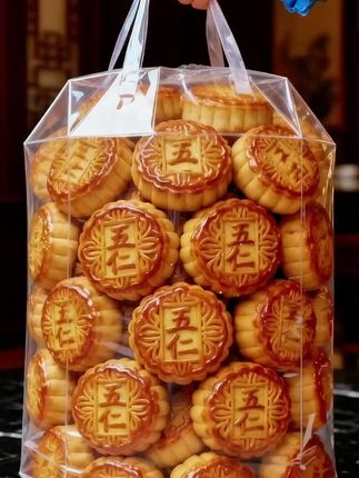 中秋的风渐起,五仁月饼已把家的暖意揉进了酥皮里。 严选的核桃、杏仁在齿间轻脆作响,像极了儿时爷爷剥坚果的声响;清甜果脯藏在松软饼皮下,每一口都是时光酿成的甜意。 当饼皮在齿间消融,坚果的醇厚先漫过舌尖,果脯的微甜又悄悄解了腻——这哪里是月饼,分明是把中秋的月、家里的暖,都裹进了这一方圆中。 递出一块,是团圆的牵挂;咬下一口,是岁月的回味。这个中秋,让五仁月饼替你把“家”拥入怀里。#月饼 #中秋月饼 #五仁月饼 #中式糕点 #超便宜超划算