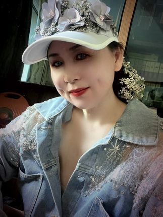 故事人人有,我们是生活中的俗人,在咖啡一样苦的日子里,希望能遇到一勺一勺给你放糖的人。生活就是顶着一分的甜,冲淡那九分的苦,有钱把日子过好,没钱把心情过好,有什么样的能力,就过什么样的生活,余生站在属于自己的高度,看该看的风景!每个人都奔赴在各自不同的人生#帽子控小姐姐 #希望在苦咖啡一样的生活里能遇到 给你加糖的人#爱生活爱分享 #kaixin