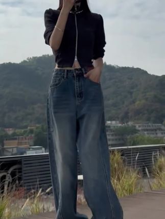 宝子们……这条裤子真的绝了!它是那种高腰设计的,穿上之后显得腿又细又长,而且还是宽松版型的,特别遮肉,不管你是大腿粗还是小腿粗,都能轻松驾驭。#显高显瘦显腿长 #牛仔裤穿搭 #牛仔裤