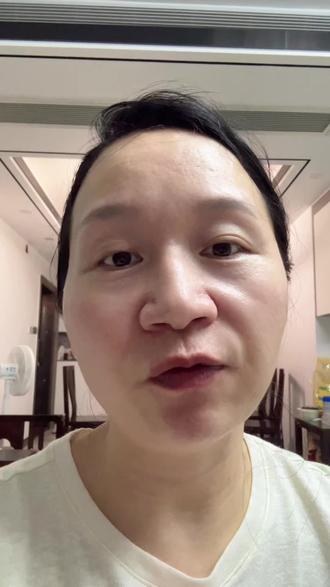 高考考场外,一位妈妈紧张到晕倒 高考场外,家长紧张到休克!
代偿心理作祟,疯狂报班死磕分数。
把过往遗憾强加孩子,压力层层叠加。
未来竞争,早已不靠分数!
知识易得,抗压才是硬实力。
老祖宗智慧藏于经典:
知止而后定,静能克浮躁。
别盲目追分,育儿先修心。
父母稳住,孩子才有力量。
你是哪类家长?👇
#高考#焦虑家长#抗压能力#国学智慧