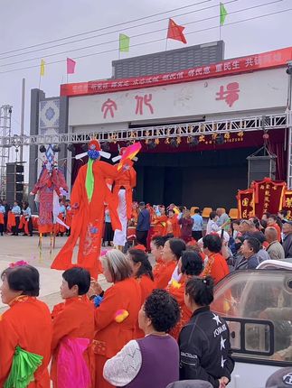小时候的我们盼着快快长大,长大后才发现,那是我们再也回不去的童年。童年虽然回不去,娜子老三样带你回味童年的味道#纯肉丸子#现炸肉丸子#人间烟火气 #乡村味道