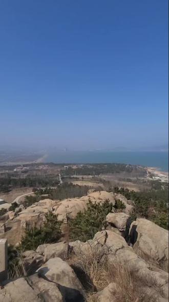 祥烟瑞气常敷布,便觉心归素;
世人为处我无为,更无思无虑。
绛房姹女婴儿聚,慧目看乌兔;
斡旋离坎两交宫,这些儿谁悟?
衣装纸袄并麻布,固亘初元素;
风前月下抚心琴,并无些尘虑。
云朋霞友常相聚,看飞乌走兔;
玉中养就紫金丹,这些儿谁悟?
故人天涯不见,叹迷徒要学神仙。
有一等守顽空的,有阴无阳是孤炼;
有一等用鼎器的,舍死忘生谈采战。
各执一端,玄关不知在那边。
莫把无为来妆拌,尽都是空门面。
怎得个云朋霞友,也混俗和光过几年。
访道须要访先天,先天是神仙亲口传神仙,
神仙只在花里眠。
炼黍米须要有法财两件,心腹事须要托二三为伴。
怎得个张环卫共谈玄,马半州同修炼?
薛道光曾把俗还,王重阳幸遇良缘。
伯端翁访友在扶风县,达摩祖了道在丽春院。
才晓得花街柳巷也正好参禅,再休题清净无为空坐闲。
访道须要访先天,先天是神仙亲口传神仙,神仙只在花理眠。
访明师殷勤了无限,都说是实授真传,某神仙同法眷。
一个说补上田,一个说益下元。
一个说守中黄是正法眼,更笑他两肾中间当玄关。
是这等千门万户也,百尺高竿,闪了无数英贤。
访通须要访先天。
先天是神仙亲口传神仙,神仙只在花里眠。