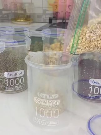 高透大容量密封罐,厨房收纳神器!食品级材质安心存放,五谷杂粮、干果、零食统统装得下。密封盖带硅胶条,防潮又防虫,让食材新鲜,厨房整齐又好看。#收纳罐密封 #杂粮罐 #密封盒 @抖音小助手