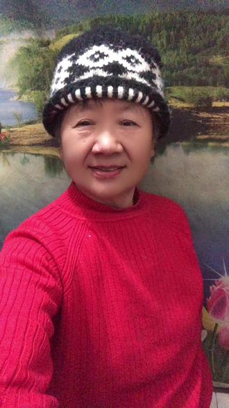 大年初一,是新年伊始最具仪式感的一天。这一天可得早早起床,别睡懒觉哦。当你推开家门的那一刻,不妨说上这么一段吉祥话:
“我家福门敞敞开,仙官送福纳财来。一送金满箱,二送财满仓,三送平安福满堂。大吉大利把门开,我家兴旺好运来。”