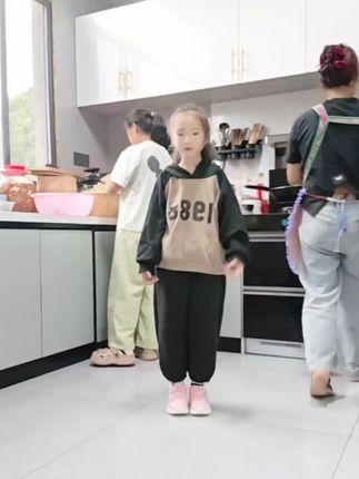 妈妈在做菜,姐姐来帮忙,我是来凑热闹的。