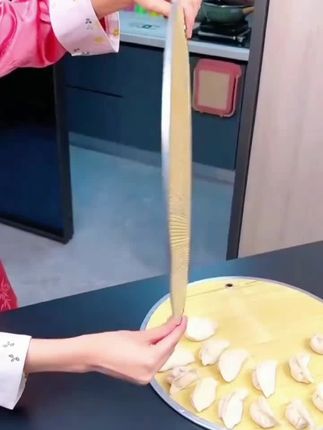 喜欢包饺子的家人们千万不要错过这个好东西,它是一款双面都可以使用的饺子帘,平时放个饺子、馄饨或者面条都特别方便,不沾面、不沾皮,透气性还非常好!而且它还是可以挂起来收纳的,不占地方,非常实用。#竹编饺子帘#可挂式
