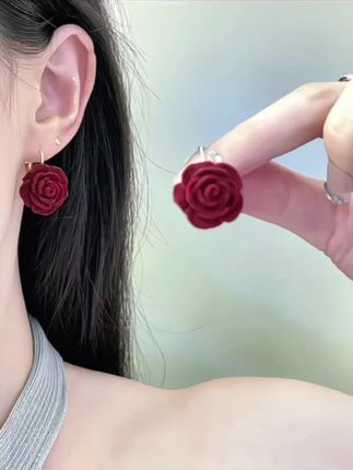 戴上这红色复古玫瑰耳环,瞬间变港风女神,气质满满!#时尚饰品 #精品耳饰 #仙女必备款 #耳环控女生