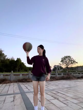 焦虑没什么不好的就像蛋挞 焦焦的也很好吃😋 #lushisi慧晴长袖#matnut帆布鞋