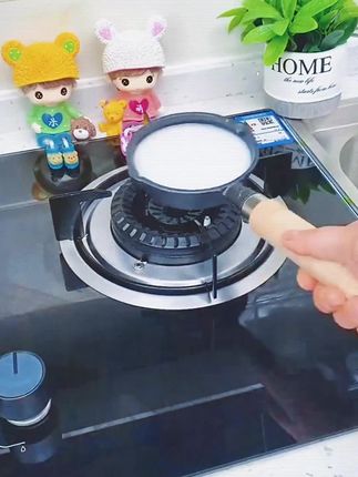 #燃气灶 #锅具 #厨房置物架 #燃气灶 #煤气灶 我这就花了几块钱整了一个这种燃气灶的小支架,这个太实用了,你看他背面啊,无论是五爪的还是四爪的炉灶,他都能卡的住,尤其人家不挑锅具的大小。平底锅、蒸锅、炒锅啥的都能卡得住,像这种小一点的小破油小锅,他放上去都是稳稳当当的,而且人家给咱用的就是这种铸铁的材质,你就是怎么烧怎么加热啊?他这个都。可抗造了。主要啊,这就几块钱啊,咱就整一个回去。你这回啥锅具啊?都不怕打滑了。