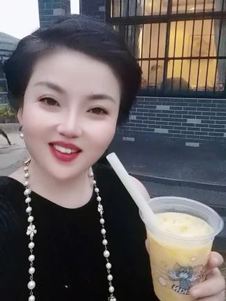 幸福来自于我家阳宝贝,一杯奶茶的快乐😊😊😊