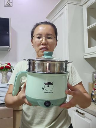 我家平时常用的多功能#小电锅 蒸煮煎炸焖炖炒样样精通,还#不粘锅 关键质量也非常好#电煮锅 #厨房小家电