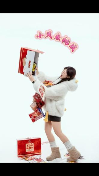 贝贝们,我这个代言人你们觉得怎么样呢?#蹲一个转鸡 #王小卤抓财手礼盒 #吃鸡爪蹲转鸡 #小贝来挑战