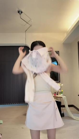 甜美风蝴蝶结半身裙A字裙女夏季减龄高腰显瘦防走百搭光包臀短裙 #蝴蝶结半身裙
#甜美A字短裙
#高腰显瘦包臀裙
#防走光短裙
#夏季减龄穿搭
甜美风蝴蝶结A字半身裙,高腰设计拉高腰线超显腿长,A字版型遮胯显瘦,温柔减龄。内置防走光内衬,安全又省心,包臀剪裁贴合身形不紧绷。面料舒适透气,夏日穿着清爽不闷,搭配T恤、衬衫都超甜,日常约会通勤都适配,少女感直接拉满。
