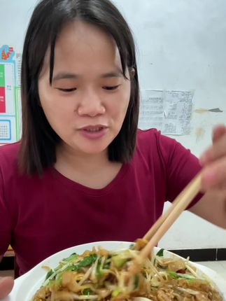 早餐一份炒米粉,太过瘾了,瞬间让我想到了在广州东莞打工的日子#太好吃了 #80后@DOU+小助手