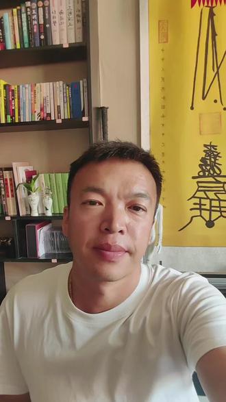 闲聊人性 人为什么会塌房?每个人都有一个塌房的触点,就看有没有被触及到。不是哪个人突然变坏了,是刚好碰到了能击穿他底线的那件事、那个环境、那份诱惑。有的人触点是钱,给够利益就失守;有的人触点是情欲,边界一破就翻车;有的人触点是名利,一走红就飘、忘本失德;有的人触点是压力,被舆论和生活逼到崩溃,做出出格选择。
普通人也好,明星网红也罢,人前的懂事、克制、正能量,很多是演出来的自我约束。
约束靠的是:代价、面子、规则、舆论。
一旦环境变了、没人盯着、代价变小、诱惑变大,约束一松,本性就露出来,就是塌房。
扎心的真相:每个人都有塌房的潜质,也都有专属的塌房触点。
区别只在于:有的人一辈子没被触及那个触点,安稳过完一生;
有的人早早被碰上,瞬间人设崩塌、口碑尽毁。
所谓成熟,其实就是:
认清自己的触点在哪,主动避开诱惑、守住底线,不主动去碰那个会毁掉自己的开关。#文字比聊天精彩