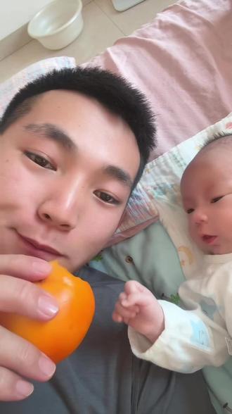 今天给宝宝吃个柿子吧🤪#宝宝 #吃货 #亲子互动