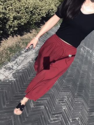 女孩子嘛,有空做做指甲,买点自己喜欢的衣服,没事约小伙伴喝个小酒,非得去纠结爱不爱,变不变心的,没出息,多无趣,好好爱自己不香吗?#阔腿裤