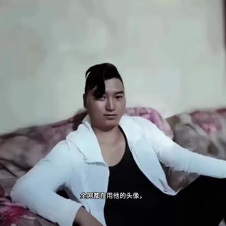 全网最特殊的传奇——梗红人不红,人不在江湖,江湖全是他的传说。他没有团队、没有剧本、没有炒作,凭一张头像火遍全网,被无数人称为“曾经的王”。从工地普通打工人,到互联网神秘顶流,他低调、真实、孝顺,用最平凡的人生,活出了全网都在致敬的气场。本期带你看懂:那个只活在梗里的男人,到底是谁。#曾经的王#exo回归 #exo门面担当 #被雪藏了