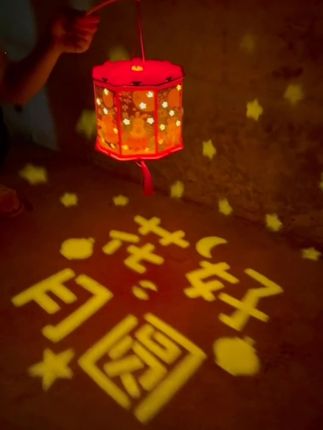 中秋节送花灯也太浪漫了吧!寓意平安喜乐,晚上开灯好好看。#花灯 #手工diy #灯笼 #投影灯笼 #投影灯笼手工