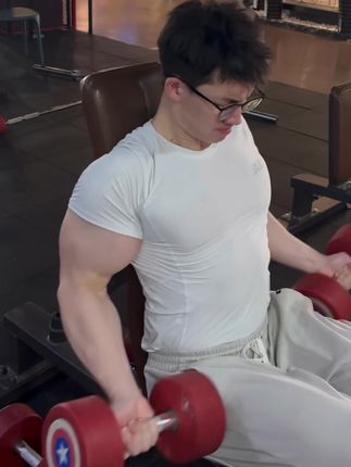 183/85kg 今日份ootd #健身#UZIS有志者 #穿搭 #有志者UZIS凌云长裤 #日常健身