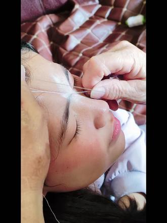 #传统手艺 #绞脸 青春期的孩子,眉毛都长连一起了,还有胡须,绞脸一下,立马干净